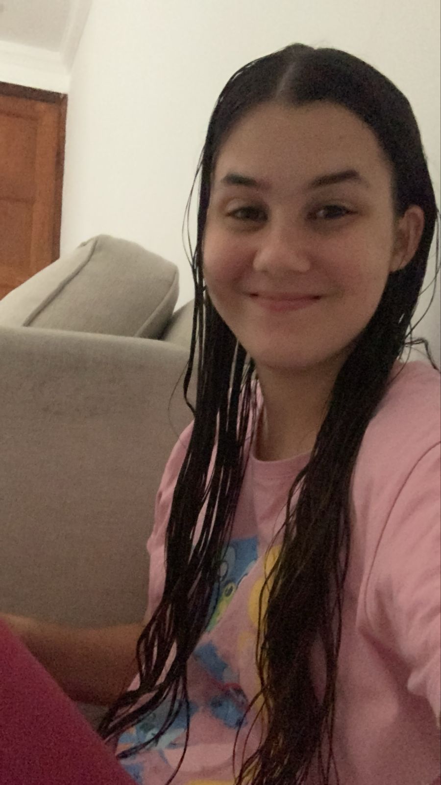 Ester sorrindo de pijama